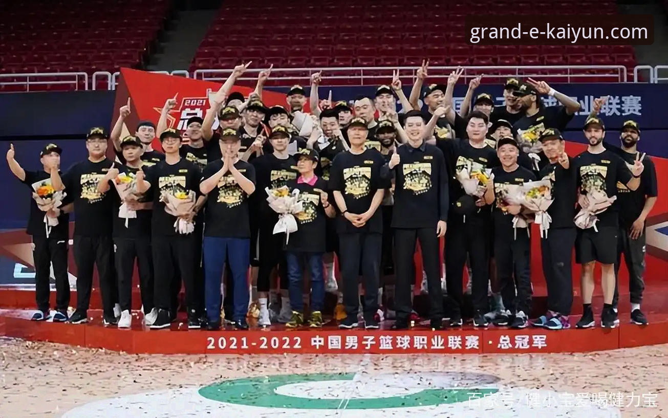 上海男篮12连胜登顶之路：一场流畅的团队胜利深度评测